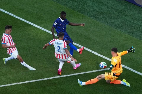 Pemain Prancis Ousmane Dembele mencoba mencetak gol melawan Paraguay saat pertandingan sepak bola babak 16 besar Piala Dunia di Philadelphia, Sabtu (04/07/2026).