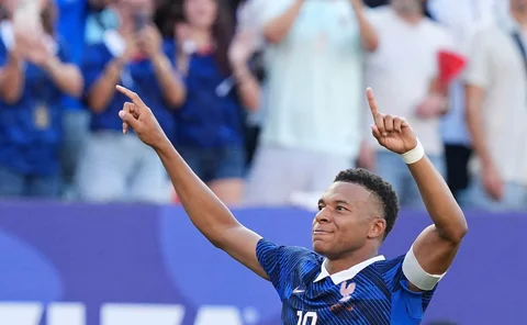 Pemain Prancis Kylian Mbappe melakukan selebrasi  setelah mencetak gol dari tendangan penalti sebagai gol pembuka dalam pertandingan sepak bola babak 16 besar Piala Dunia antara Paraguay dan Prancis di Philadelphia, Sabtu (04/07/2026).
