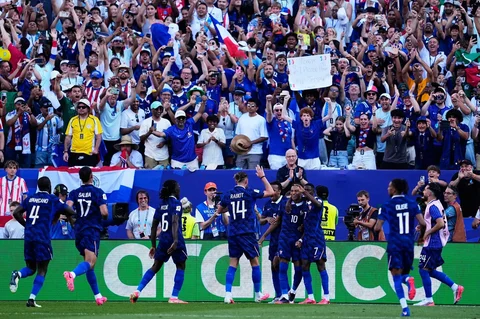 Pemain Prancis Kylian Mbappe merayakan timnya usai melawan Paraguay selama pertandingan sepak bola babak 16 besar Piala Dunia di Philadelphia, Sabtu, (04/07/2026).