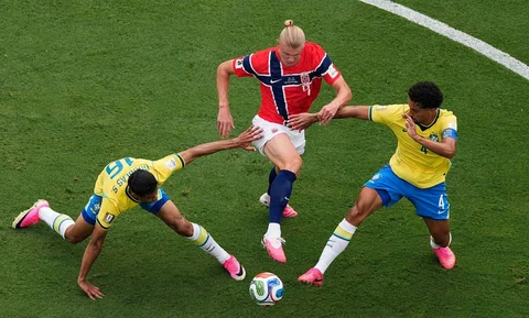 Pemain Norwegia Erling Haaland berebut bola dengan pemain Brasil Douglas Santos dan Marquinhos selama pertandingan sepak bola babak 16 besar Piala Dunia antara Brasil dan Norwegia di East Rutherford, N.J., dekat New York, Minggu, 5 Juli 2026.