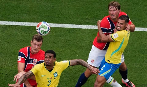 Pemain Norwegia Alexander Soerloth berebut bola sundulan dengan pemain Brasil Gabriel Magalhaes disaksian pemain Brasil  Bruno Guimaraes dan  pemain Nowegia  Sander Berge selama pertandingan sepak bola babak 16 besar Piala Dunia antara Brasil dan Norwegia di East Rutherford, N.J., dekat New York, Minggu, 5 Juli 2026.