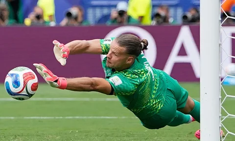 Kiper Norwegia Oerjan Nyland menyelamatkan tendangan penalti selama pertandingan sepak bola babak 16 besar Piala Dunia antara Brasil dan Norwegia di East Rutherford, N.J., dekat New York, Minggu, 5 Juli 2026.