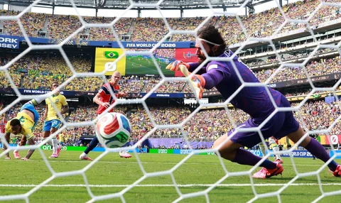 Pemain Nowegia Erling Haaland mencetak gol pertama timnya selama pertandingan babak 16 besar Piala Dunia FIFA 2026 antara Brasil dan Norwegia di Stadion New York New Jersey, Minggu, 5 Juli 2026.