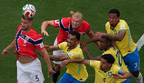 Pemain Norwegia Kristoffer Ajer menyundul bola melewati pemain Brasil Danilo dan pemain lainnya selama pertandingan sepak bola babak 16 besar Piala Dunia antara Brasil dan Norwegia di East Rutherford, N.J., dekat New York, Minggu, 5 Juli 2026.