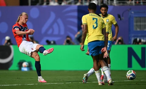 Penyerang Norwegia, Erling Braut Haaland mencetak gol kedua timnya selama pertandingan sepak bola babak 16 besar Piala Dunia 2026 antara Brasil dan Norwegia di Stadion New York/New Jersey di East Rutherford, Minggu, 5 Juli 2026.