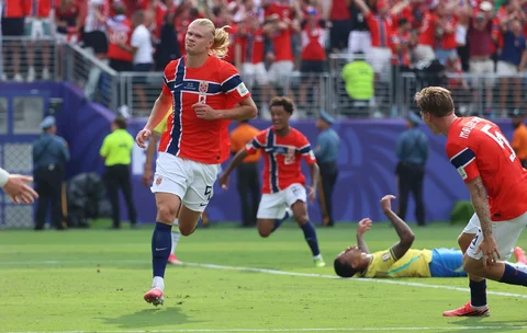 Pemain Norwegia Erling Haaland melakukan selebrasi  setelah mencetak gol selama pertandingan sepak bola babak 16 besar Piala Dunia antara Brasil dan Norwegia di East Rutherford, N.J., dekat New York, Minggu, 5 Juli 2026.