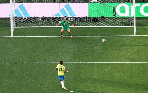 Penyerang Brasil Neymar mencetak gol pertama timnya dari titik penalti selama pertandingan sepak bola babak 16 besar Piala Dunia 2026 antara Brasil dan Norwegia di Stadion New York/New Jersey di East Rutherford, Minggu, 5 Juli 2026.