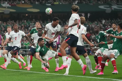 Pemain Inggris Jarell Quansah berebut bola dengan pemain Meksiko Johan Vasquez selama pertandingan sepak bola babak 16 besar Piala Dunia antara Meksiko dan Inggris di Mexico City, Minggu, 5 Juli 2026.