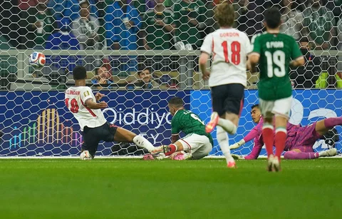 Pemain Inggris Jude Bellingham mencetak gol pertama timnya selama pertandingan sepak bola babak 16 besar Piala Dunia antara Meksiko dan Inggris di Mexico City, Minggu, 5 Juli 2026.