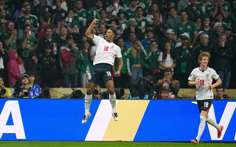Pemain Inggris Jude Bellingham melakukan selebrasi  setelah mencetak gol pertama mereka selama pertandingan sepak bola babak 16 besar Piala Dunia antara Meksiko dan Inggris di Mexico City, Minggu, 5 Juli 2026.