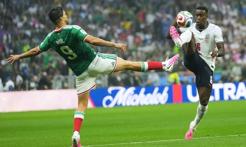 Pemain Meksiko Raul Jimenez  berebut bola dengan pemain Marc Guehi selama pertandingan sepak bola babak 16 besar Piala Dunia antara Meksiko dan Inggris di Mexico City, Minggu, 5 Juli 2026.
