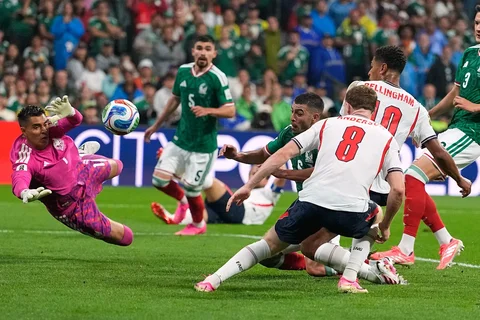 Pemain Inggris Jude Bellingham mencetak gol kedua timnya selama pertandingan sepak bola babak 16 besar Piala Dunia antara Meksiko dan Inggris di Mexico City, Minggu, 5 Juli 2026.