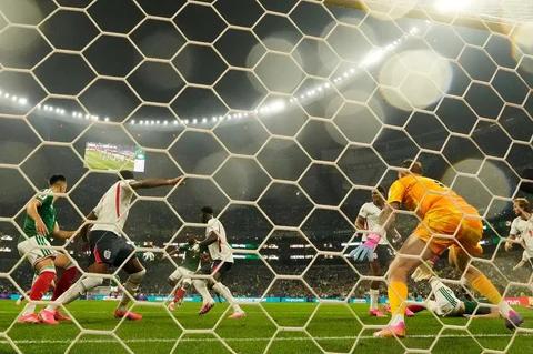 Pemain Meksiko Julian Quinones mencetak gol pertama timnya selama pertandingan sepak bola babak 16 besar Piala Dunia antara Meksiko dan Inggris di Mexico City, Minggu, 5 Juli 2026.