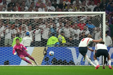 Pemain Inggris Harry Kane mencetak gol ketiga timnya dari titik penalti melewati kiper Meksiko Raul Rangel selama pertandingan sepak bola babak 16 besar Piala Dunia antara Meksiko dan Inggris di Mexico City, Minggu, 5 Juli 2026.