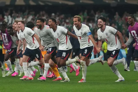 Para pemain Inggris merayakan kemenangan setelah pertandingan babak 16 besar Piala Dunia antara Meksiko dan Inggris di Mexico City, Minggu, 5 Juli 2026.