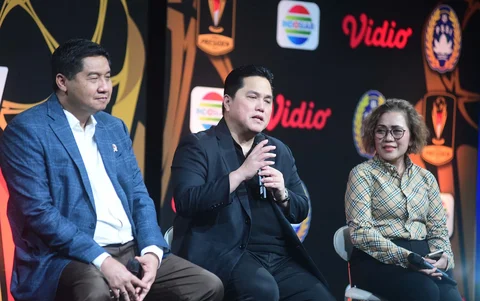 (dari kiri) Ketua Steering Committee (SC) Piala Presiden Maruarar Sirait, Ketua Umum PSSI Erick Thohir dan Direktur Emtek Media Harsiwi Achmad saat press conference Piala Presiden 2026 di Studio Lantai 8 SCTV Tower - Senayan City, Jakarta, Senin (06/07/2026).