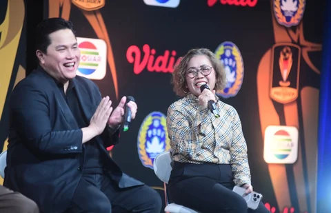 Ketua Umum PSSI Erick Thohir bersama Direktur Emtek Media Harsiwi Achmad saat press conference Piala Presiden 2026 di Studio Lantai 8 SCTV Tower - Senayan City, Jakarta, Senin (06/07/2026).