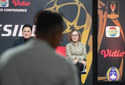 Ketua Umum PSSI Erick Thohir bersama Direktur Emtek Media Harsiwi Achmad saat press conference Piala Presiden 2026 di Studio Lantai 8 SCTV Tower - Senayan City, Jakarta, Senin (06/07/2026). (Merdeka.com/ Arie Basuki)