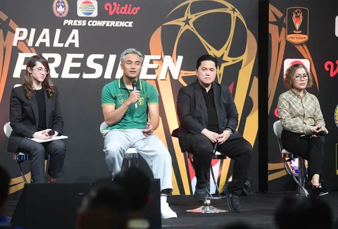 (dari kiri)  Ketua OC Piala Presiden Tsamara Amany, Kiper Persebaya Ernando Ari Sutaryadi,  Ketua Umum PSSI Erick Thohir dan Direktur Emtek Media Harsiwi Achmad saat press conference Piala Presiden 2026 di Studio Lantai 8 SCTV Tower - Senayan City, Jakarta, Senin (06/07/2026). (Merdeka.com/ Arie Basuki)