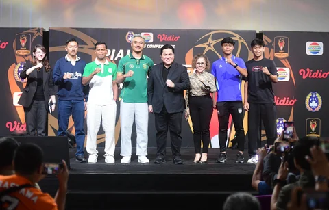 Ketua OC Piala Presiden Tsamara Amany, (kiri) Kiper Persebaya Ernando Ari Sutaryadi (keempat kiri)  Ketua Umum PSSI Erick Thohir (kelima kiri),  Direktur Emtek Media Harsiwi Achmad  (keenam kiri) dan para pemain tim saat press conference Piala Presiden 2026 di Studio Lantai 8 SCTV Tower - Senayan City, Jakarta, Senin (06/07/2026). (Merdeka.com/ Arie Basuki)