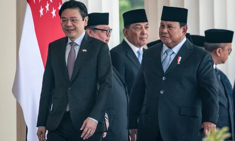 Presiden Prabowo Subianto menyambut kedatangan Perdana Menteri (PM) Singapura Lawrence Wong di Istana Merdeka, Jakarta, Senin (6/7/2026).
