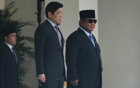 Presiden Prabowo Subianto menyambut kedatangan Perdana Menteri (PM) Singapura Lawrence Wong di Istana Merdeka, Jakarta, Senin (6/7/2026).