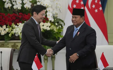 Presiden Prabowo Subianto berjabat tangan dengan Perdana Menteri Singapura Lawrence Wong saat kunjungan resmi untuk menghadiri Leaders Retreat di Istana Merdeka, Jakarta, Senin (6/7/2026).