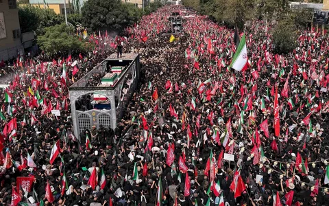 Sebuah truk yang membawa peti jenazah Pemimpin Tertinggi Iran Ayatollah Ali Khamenei dan anggota keluarganya melintas di tengah kerumunan pelayat selama prosesi pemakaman di Teheran, Iran, Senin, 6 Juli 2026.