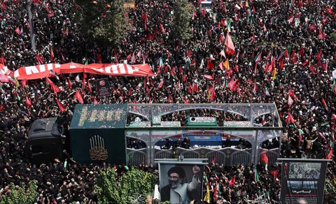 Sebuah truk yang membawa peti jenazah Pemimpin Tertinggi Iran Ayatollah Ali Khamenei dan anggota keluarganya melintas di tengah kerumunan pelayat selama prosesi pemakaman di Teheran, Iran, Senin, 6 Juli 2026.