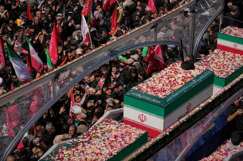 Para pelayat mengelilingi sebuah truk yang membawa peti mati mendiang Pemimpin Tertinggi Iran Ayatollah Ali Khamenei dan anggota keluarganya selama prosesi pemakaman di Teheran, Iran, Senin, 6 Juli 2026.