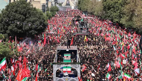 Para pelayat berkumpul di sekitar peti mati pemimpin tertinggi Iran yang terbunuh, Ali Khamenei, dan anggota keluarganya saat prosesi pemakaman menuju Lapangan Azadi di Teheran, Senin, 6 Juli 2026.