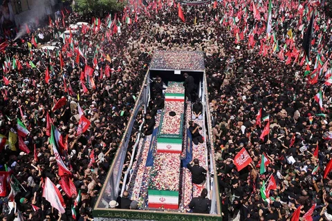 Kelopak bunga dilemparkan ke peti mati mendiang Pemimpin Tertinggi Iran Ali Khamenei dan anggota keluarganya di sepanjang jalan selama prosesi pemakaman mereka di Teheran, Senin, 6 Juli 2026.