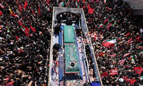 Kelopak bunga dilemparkan ke peti mati mendiang Pemimpin Tertinggi Iran Ali Khamenei dan anggota keluarganya di sepanjang jalan selama prosesi pemakaman mereka di Teheran, Senin, 6 Juli 2026.