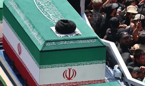 Para pelayat berkumpul di sekitar peti mati pemimpin tertinggi Iran yang terbunuh, Ali Khamenei, dan anggota keluarganya saat prosesi pemakaman menuju Lapangan Azadi di Teheran, Senin, 6 Juli 2026.