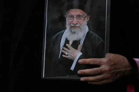 Seorang wanita memegang poster mendiang Pemimpin Tertinggi Iran Ayatollah Ali Khamenei selama prosesi pemakamannya di Teheran, Iran, Senin, 6 Juli 2026.
