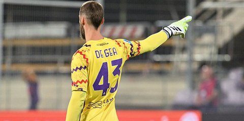 Fiorentina berhasil melaju ke UEFA Conference League setelah David de Gea menggagalkan penalti dan dua kartu merah dikeluarkan.