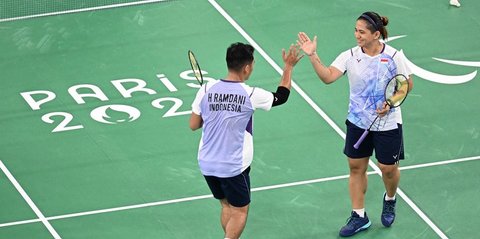 Hikmat Ramdani dan Leani Ratri Oktila meraih kemenangan di pertandingan pertama bulu tangkis Paralimpiade 2024.