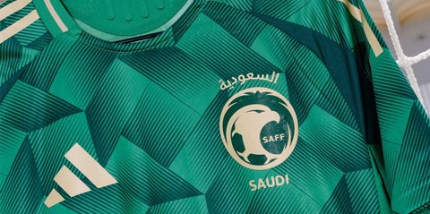 Perbandingan Jersey Baru Arab Saudi untuk Kualifikasi Piala Dunia 2026 dengan Jersey Timnas Indonesia: Mana yang Lebih Menarik?