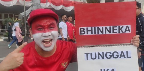 Pendukung Timnas Indonesia berani datang ke SUGBK dengan wajah yang dicat merah putih.