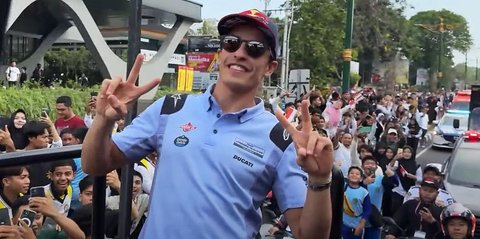 Momen Marc Marquez saat Ikut Parade MotoGP Mandalika 2024, Takjub Melihat Antusiasme Warga yang Ingin Menyapa Para Rider