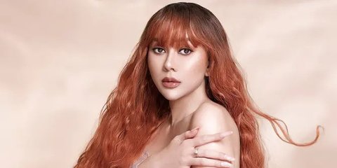 Cantik Gak Ada Obat, Potret Aura Kasih Bak Rapunzel dengan Rambut Merah Panjang Hingga Kaki