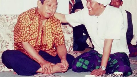 Kisah Gus Dur Didatangi oleh Ibu Joko Tingkir, Setelah Salaman Menghilang