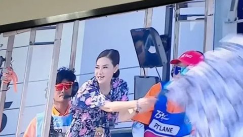 Cantik dan Memesona, Penampilan Maia Estianty saat Kibarkan Bendera Finis dalam Sprint Race MotoGP Mandalika 2024