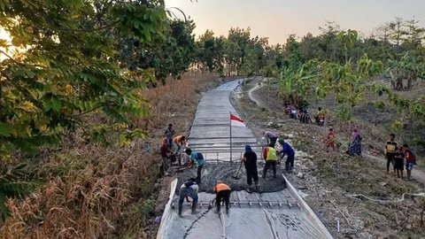 Tragis Ambulans Terjebak Lumpur saat Bawa Jenazah, Bupati Ngawi Ony Langsung Beton Jalan Bringin-Boan