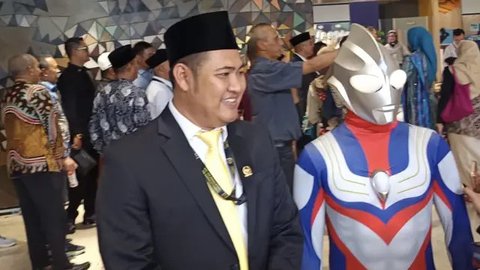 Heboh, Sosok Ultraman saat Pelantikan DPR RI 'Saya Ingin Membasmi Kejahatan'