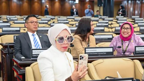 Gaya Nyentrik Melly Goeslaw, Pakai Kaca Mata Over Size Saat Dilantik Jadi Anggota Dewan