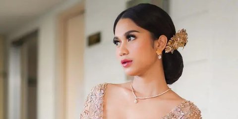 Tampil Cantik dan Menawan dengan Kebaya Aksen Kancing Depan, dari Azizah Salsha hingga Mikha Tambayong