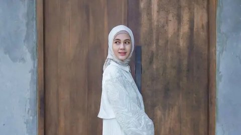 Munculkan Aura Model, ini 7 Gaya Kece Hijab Pashmina Paula Verhoeven