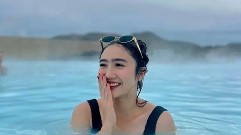 Liburan di Iceland, Potret Febby Rastanty Cantik Natural saat Berendam di Kolam Air Panas - Maskeran Lumpur