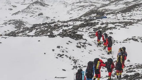 Siapa Orang Pertama Sukses Mendaki Puncak Gunung Everest?